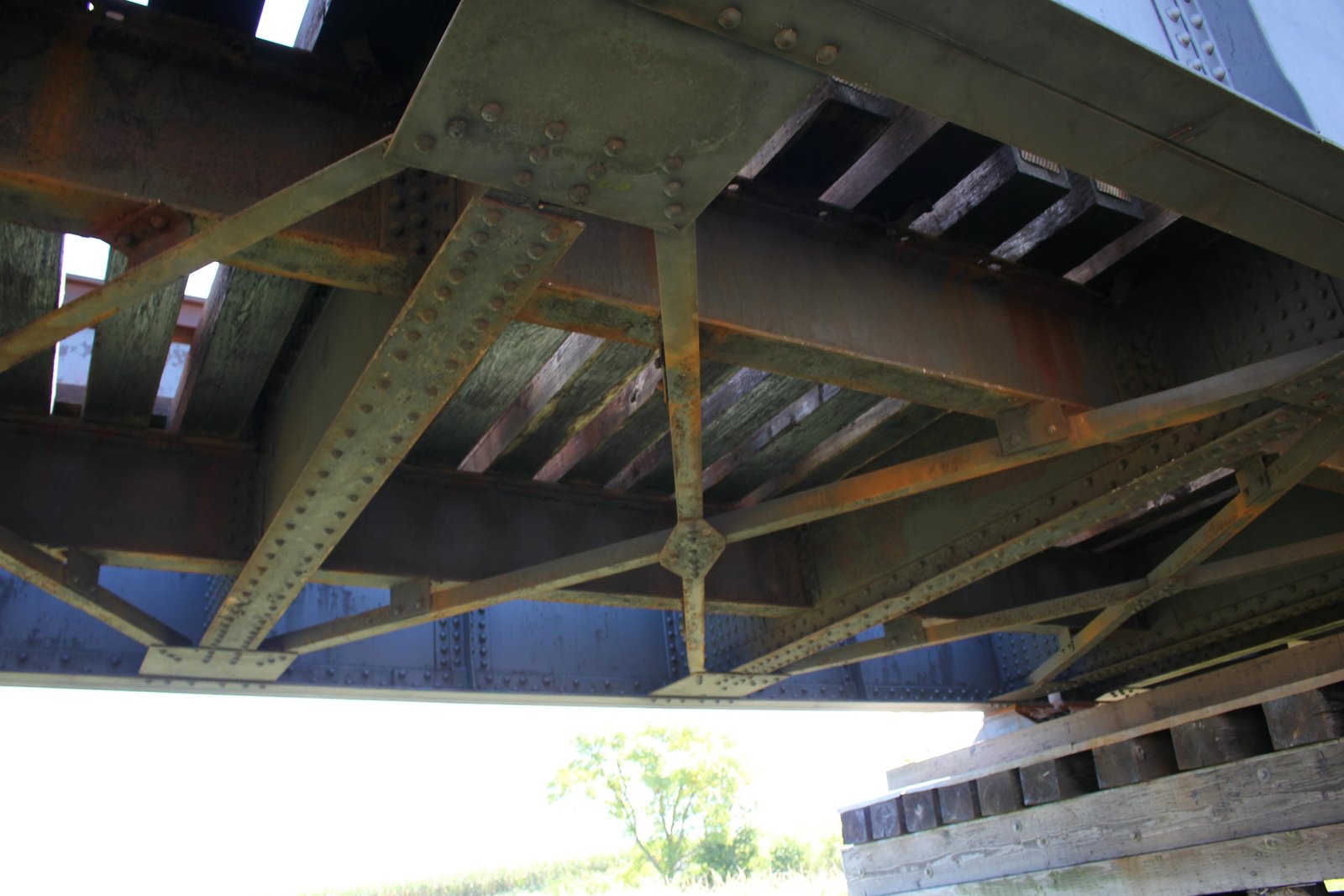 Floor details, center span